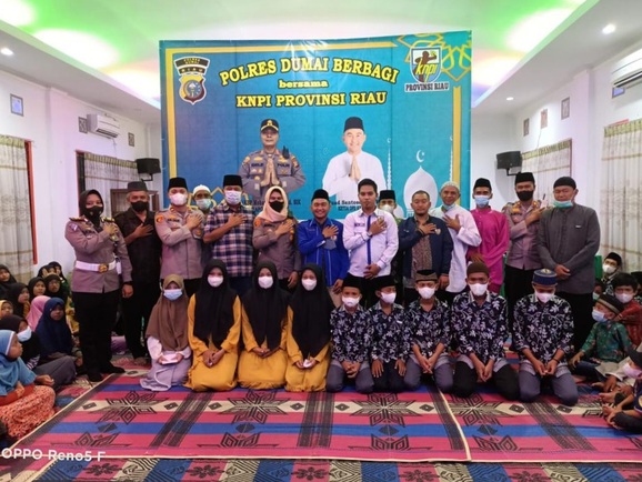 Polres Dumai dan KNPI Riau menyerahkan santunan kepada anak yatim piatu di Panti Asuhan Halimatussadiyah. 